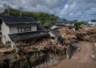 洪水和山体滑坡摧毁日本中部，造成至少7人死亡